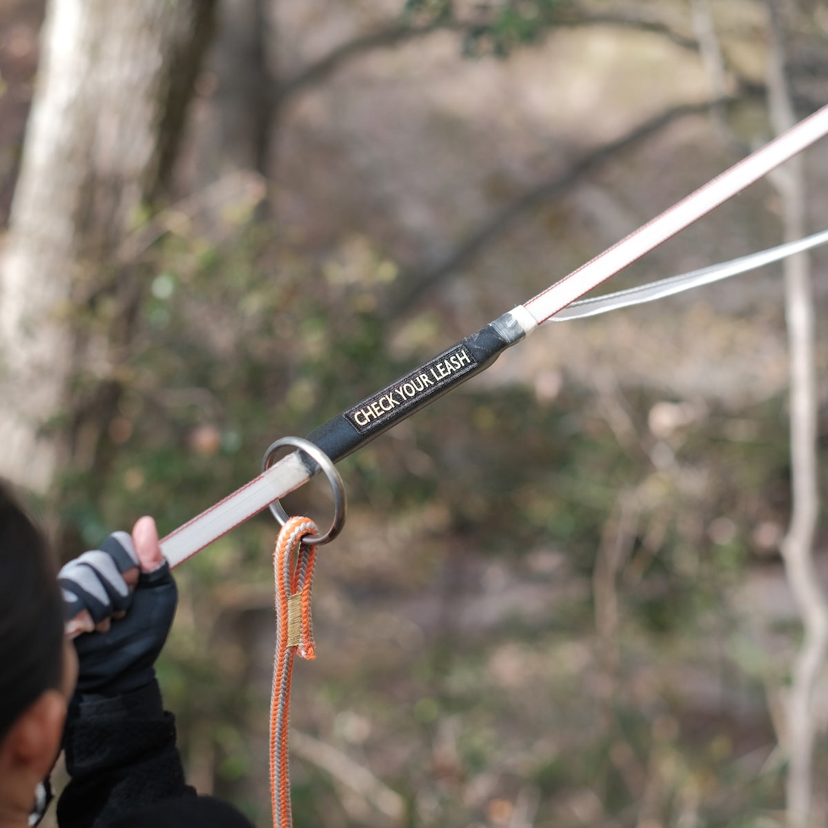 CHECK YOUR LEASH ベルクロスリーブをリーシュに装着した状態